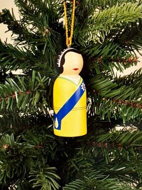 Drake General Store Peg Ornament "The Queen" NWT.